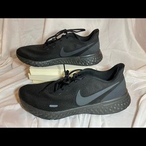 MEN'S NIKE REVOLUTION RUNNING SHOES